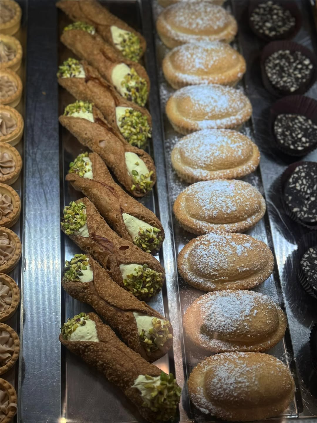 Cannoli con granella di pistacchio in vetrina