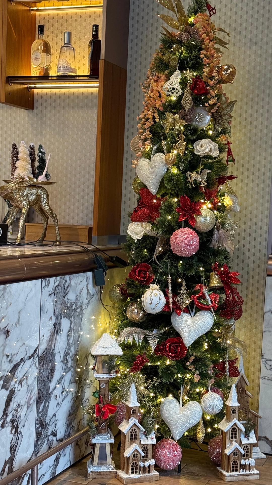 Albero di Natale decorato nella sala di Noto