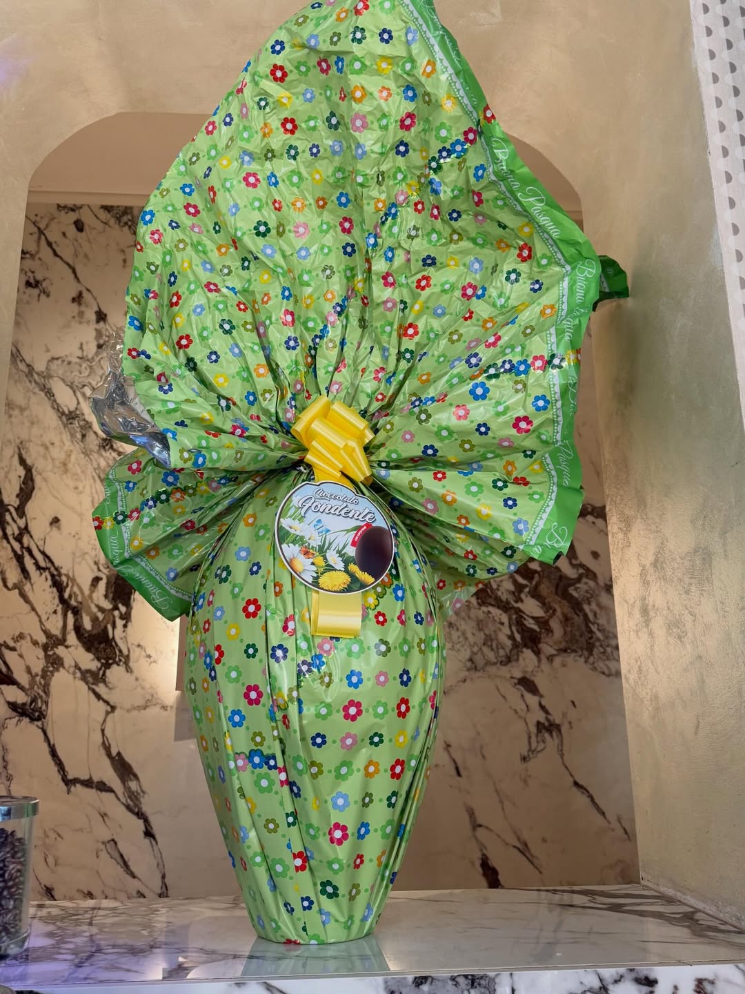 Uovo di Pasqua incartato a fiori sul bancone